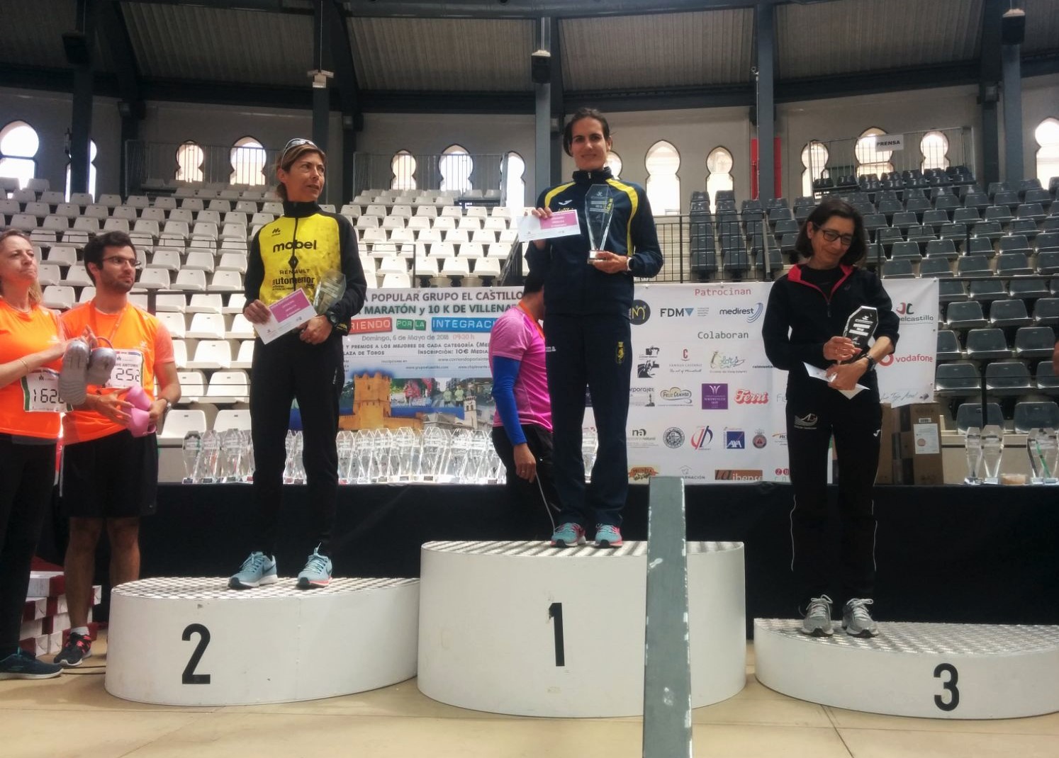 Neus Mas, primera en xiques a la Mitja Marató de Villena.