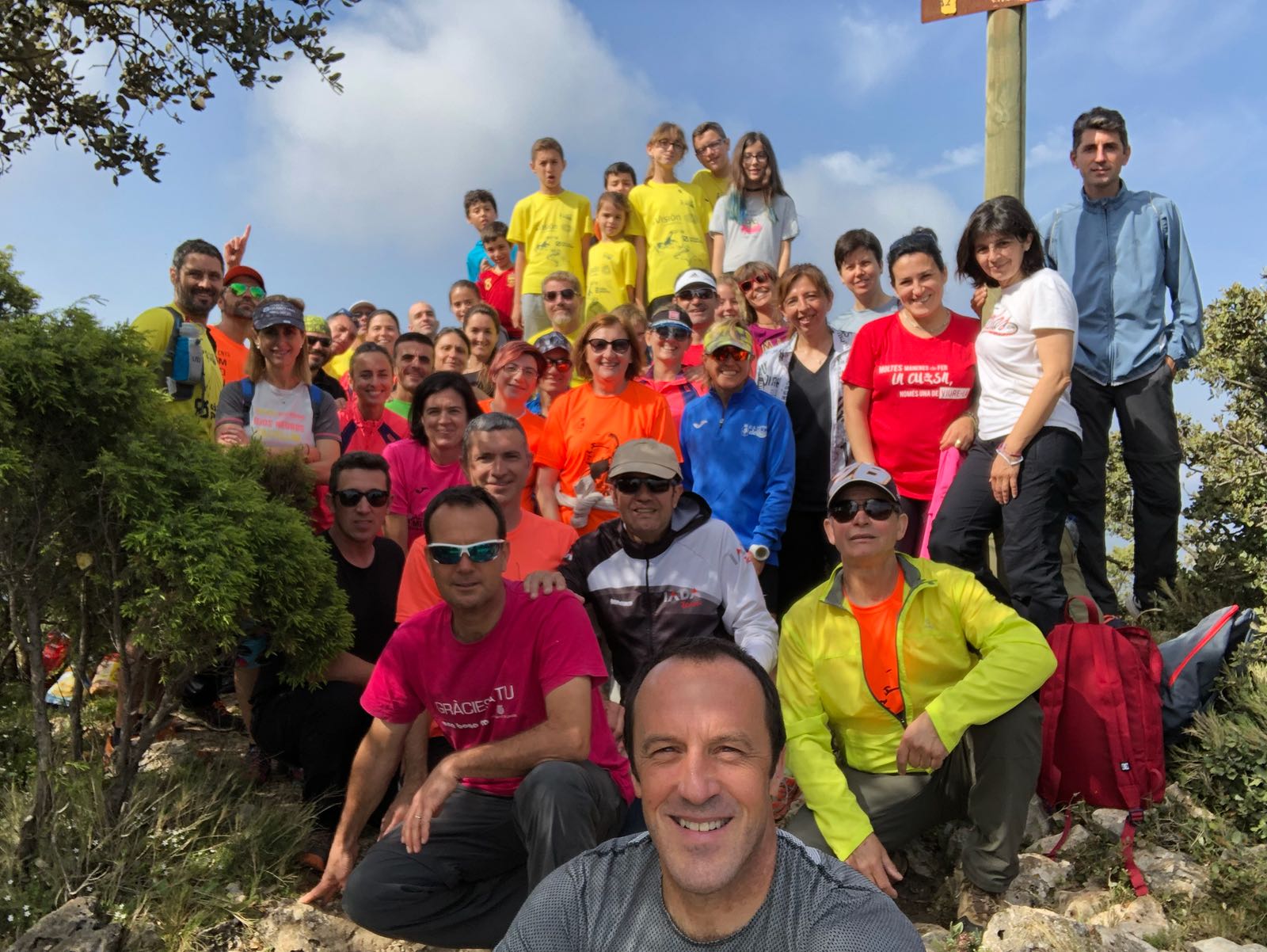 Membres del club, entre ells el president, Vicent Boscà, i la vídua d’Herreros, Amparo Victòria, diumenge al cim de la Safor.
