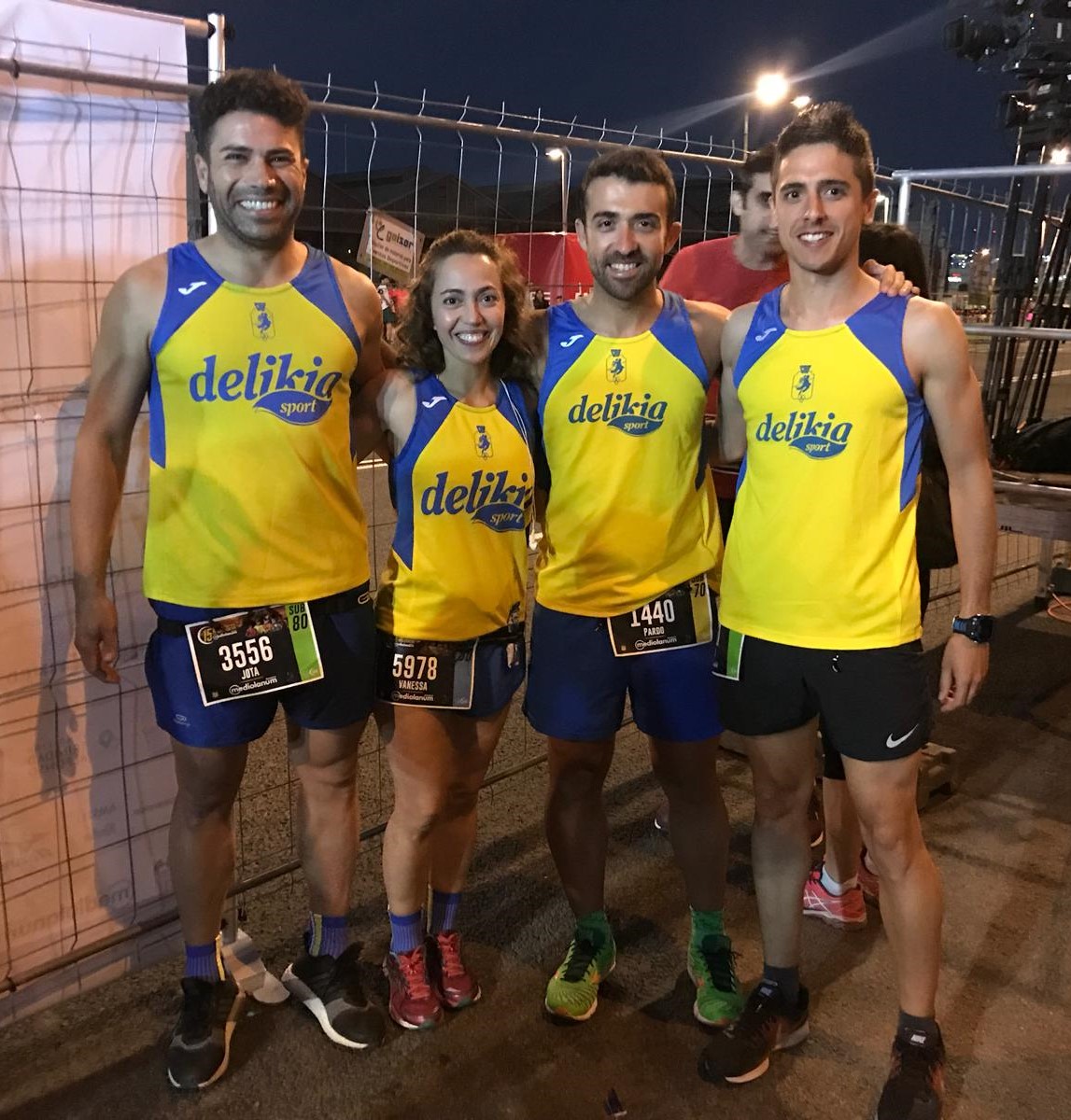 Alguns dels corredors del club participants en la 15 Nocturna de València Banco Mediolanum, dissabte.