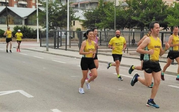 Corredors del club van retre un homenatge al 10K Nocturn de la Platja de Gandia Trasmediterránea-Memorial Toni Herreros amb un entrenament