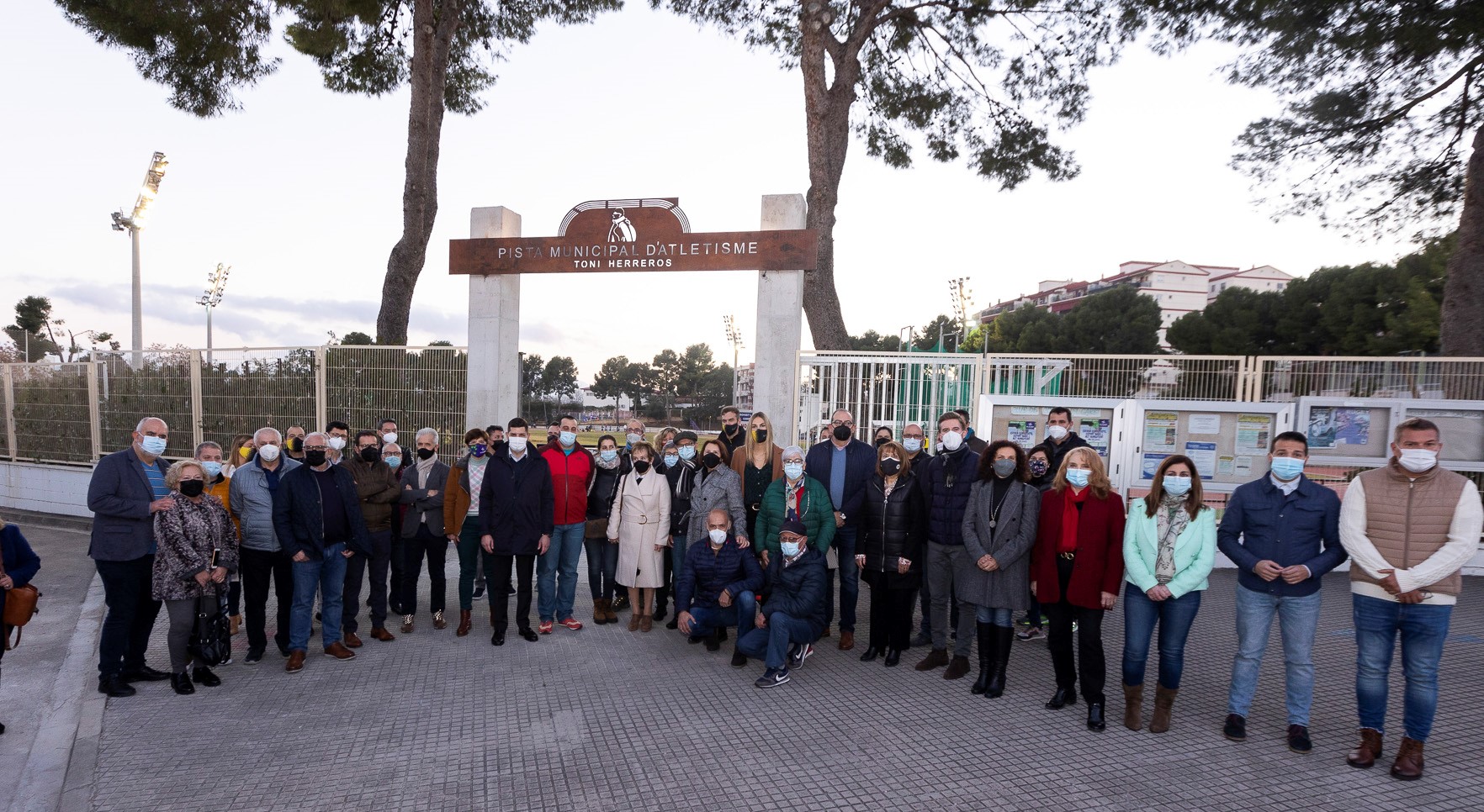 La pista municipal d’atletisme de Gandia ja té el rètol amb el nom de Toni Herreros