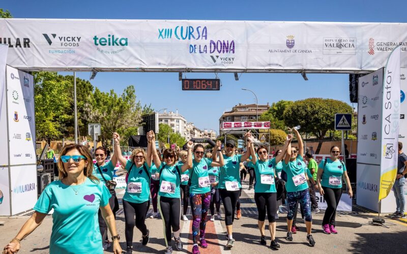 La ‘marea turquesa’ de la Cursa de la Dona Vicky Foods inunda las calles de Gandia
