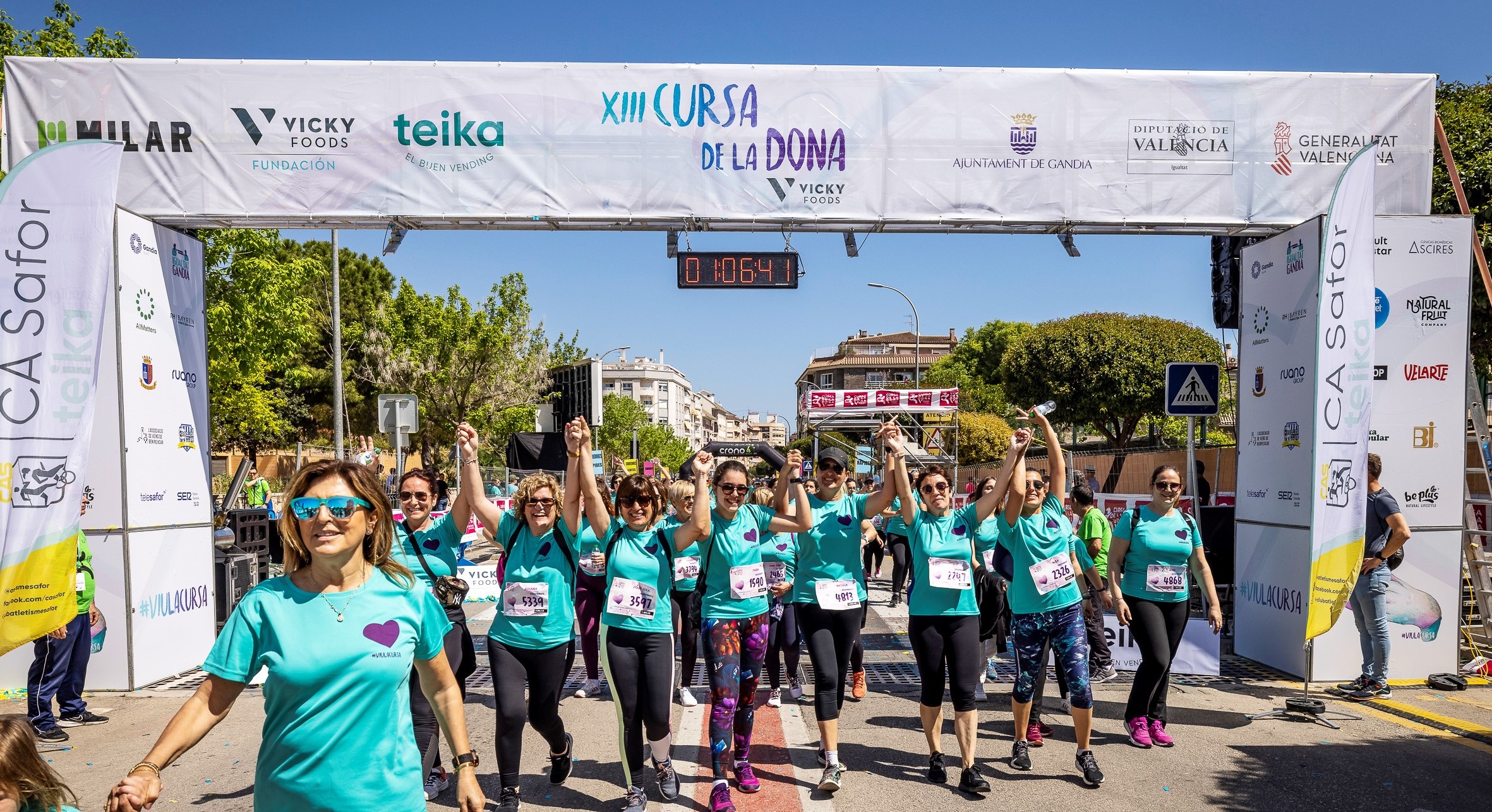 La ‘marea turquesa’ de la Cursa de la Dona Vicky Foods inunda las calles de Gandia