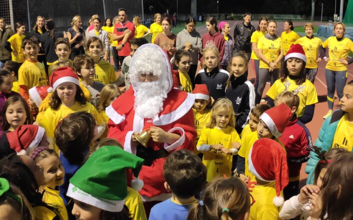El Pare Noel felicita el Nadal als xiquets de l’escola del club