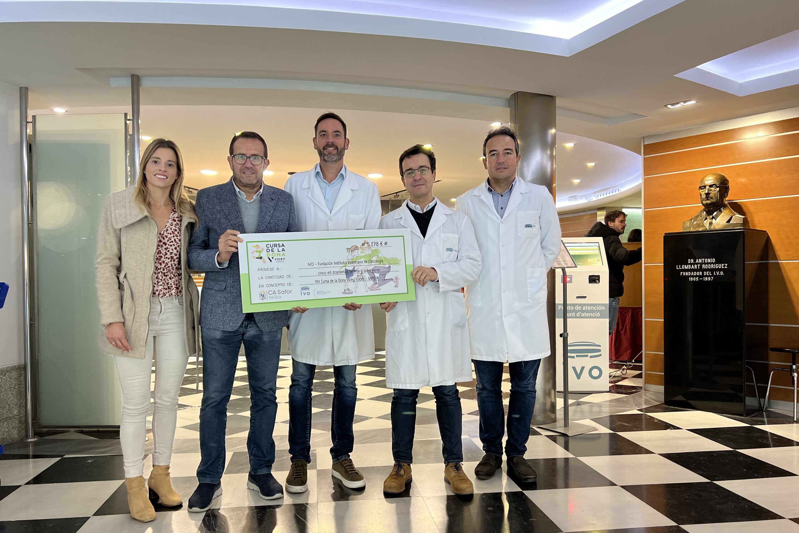 La Cursa de la Dona Vicky Foods entrega el dinero recaudado para la  investigación del cáncer de mama metastásico