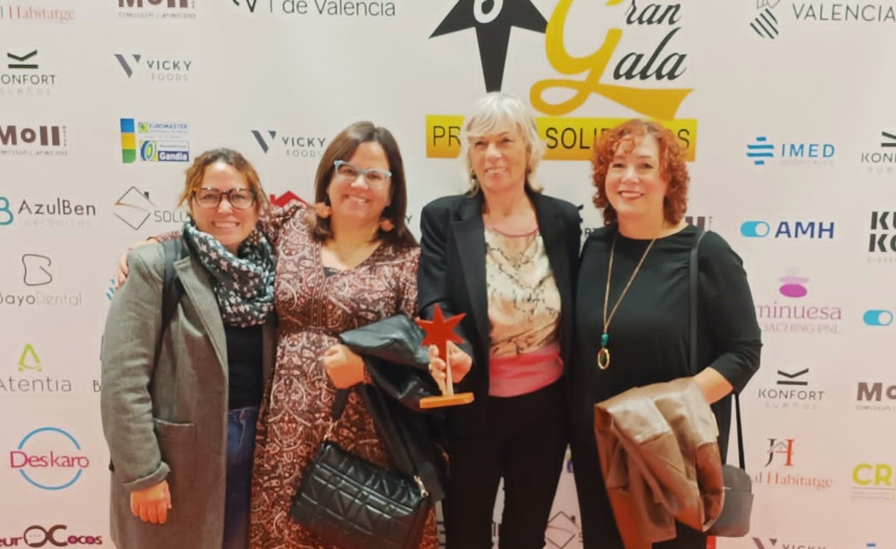 La Televisió Comarcal premia a Montse Ortiz per la tasca amb els xiquets d’Astea Safor dins del club