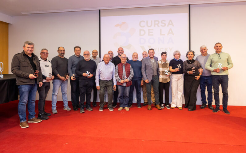 La Cursa de la Dona Vicky Foods de Gandia reconoce a asociaciones, colectivos y personas que se implican cada año con la carrera